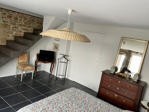 2 bedrooms, travel crib, free WiFi - Gîte in stone house with swimming pool between sarlat and brive (Les Coteaux Périgourdins)