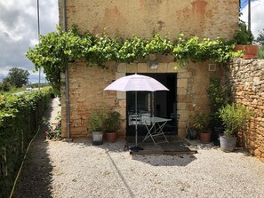 Outdoor dining - Gîte in stone house with swimming pool between sarlat and brive (Les Coteaux Périgourdins)