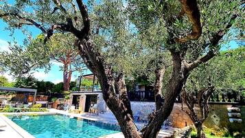 Een buitenzwembad en een verwarmd zwembad