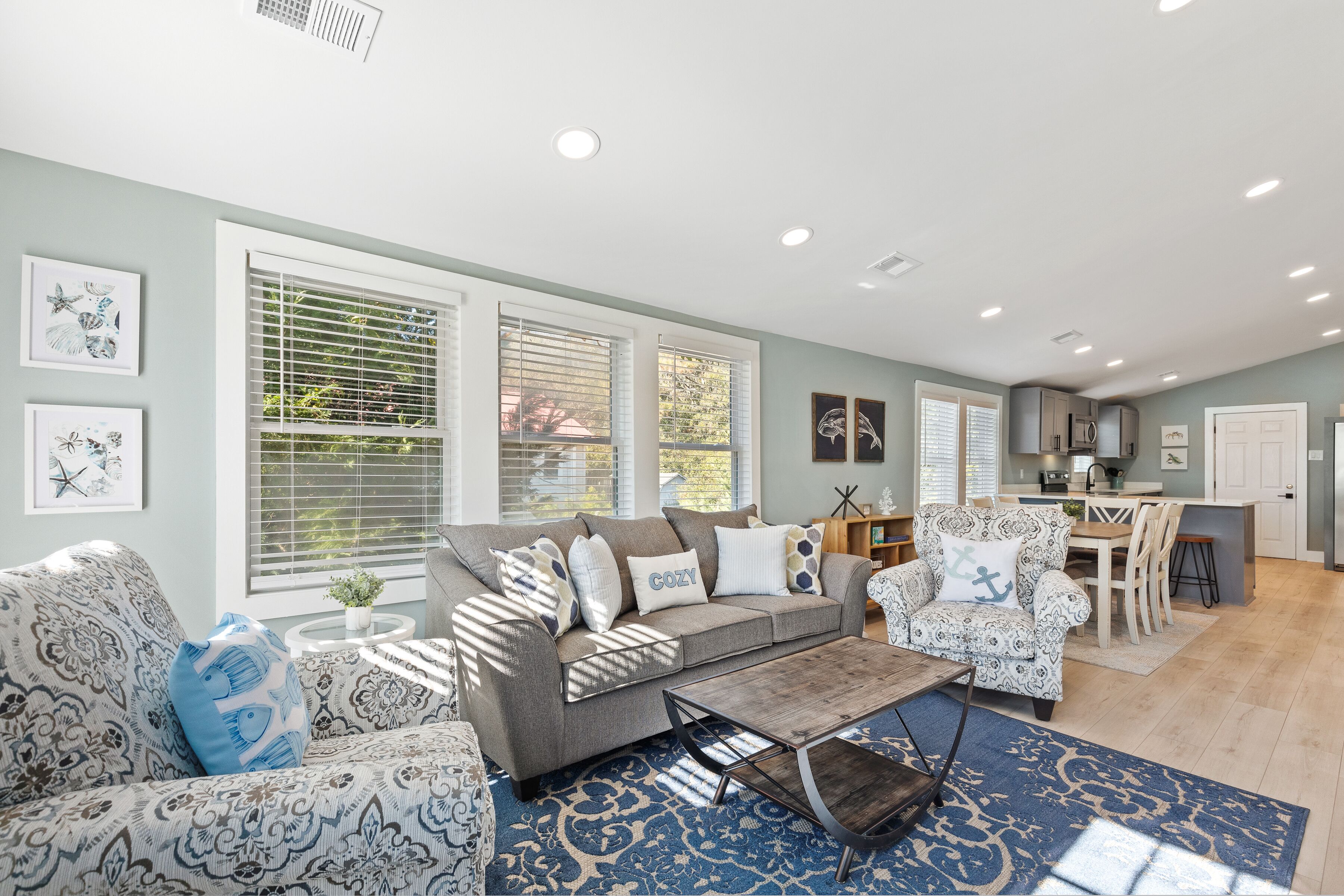 SEA BREEZE - 222 W ASHLEY - NEWLY REMODELED COTTAGE - OCEAN VIEW - MINUTES TO CENTER STREET