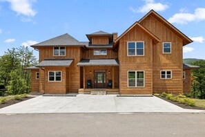Exterior - Where Bears Wave & Private Pools Await (Pigeon Forge)