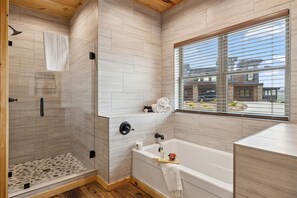 Dusche, Whirlpool, Haartrockner, Handtücher