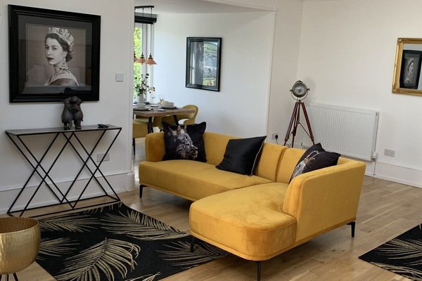 Superior Studio Suite, 1 King Bed, Non Smoking, Sea View | Living area | 43-inch Smart TV with digital channels, TV, Netflix