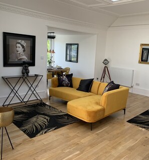 スーペリア スタジオスイート キングベッド 1 台 禁煙 シービュー | リビング エリア | 43 インチのスマートテレビ (デジタル放送視聴可)、テレビ、Netflix