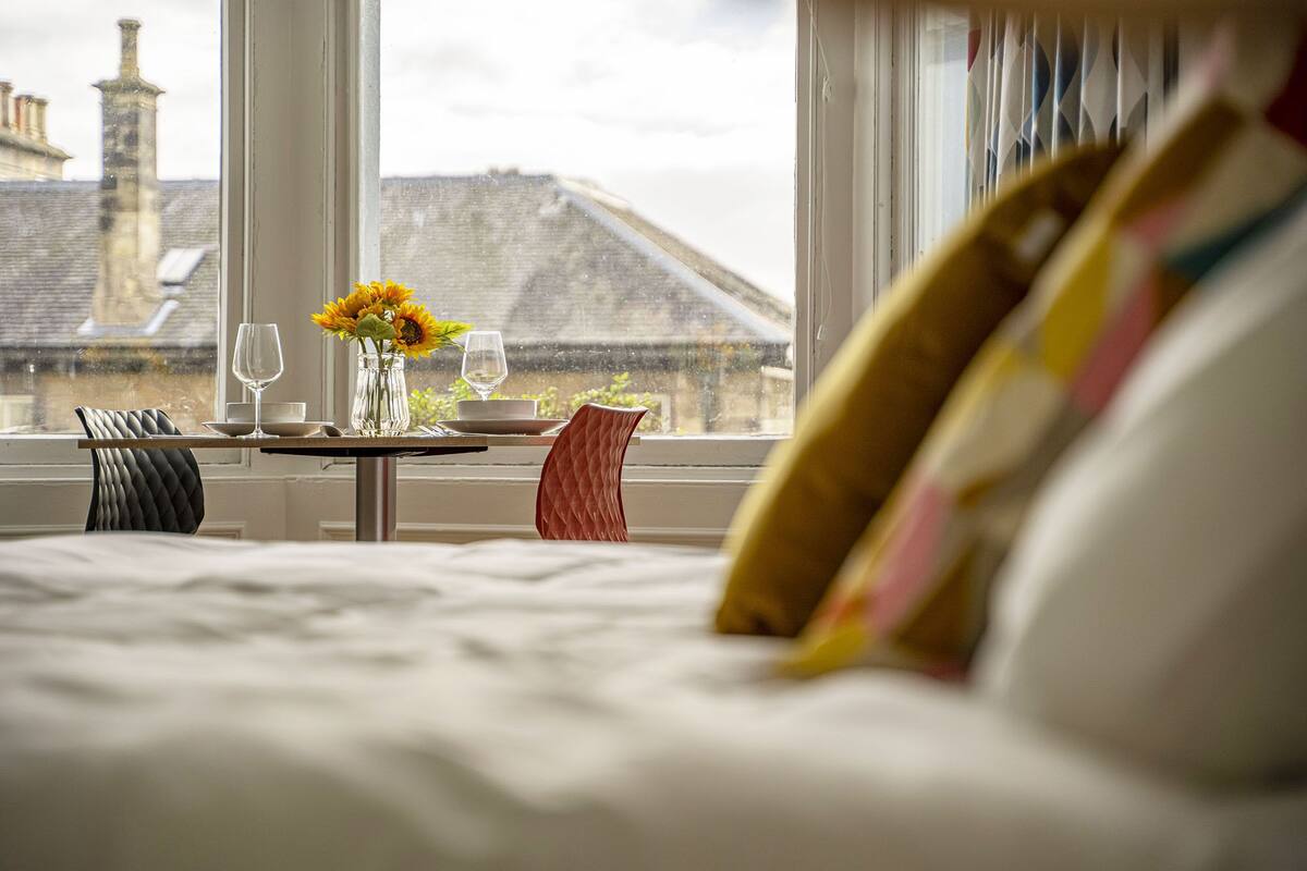 executive studio suite, 1 king bed, non smoking, river view | egyptian cotton sheets, premium bedding, pillow-top beds