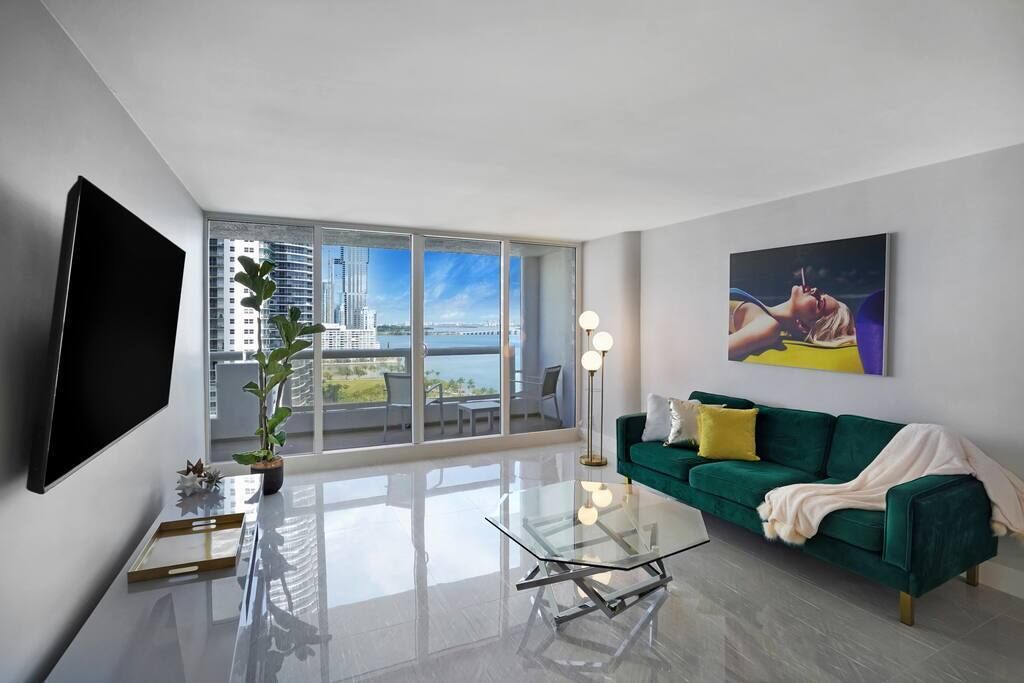 Shock Wave! Totally Renovated 1 Bedroom Condo Miami, Water and Park Views!