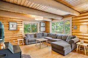 Tv, eldstad och bordsfotboll