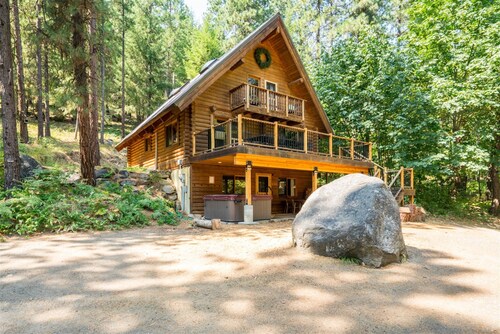 Custom Log Cabin with Tons of Great Amenities!