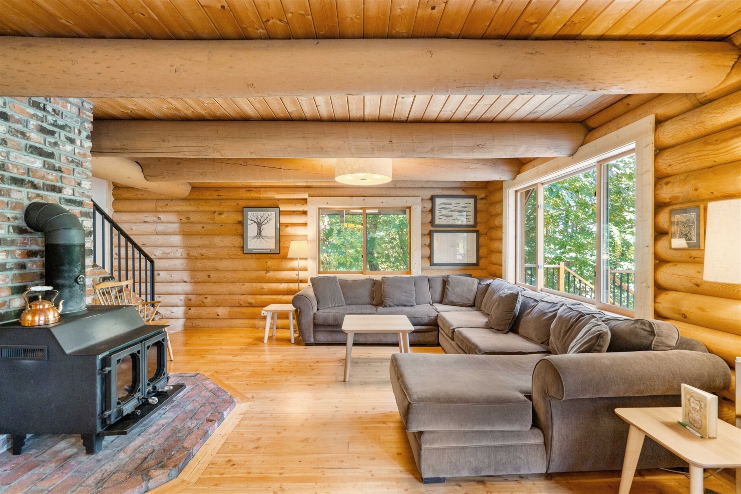 Télévision, cheminée, baby-foot