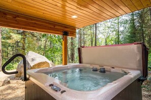 Outdoor spa tub - Custom Log Cabin with Great Amenities! (Leavenworth)