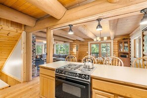 Kylskåp, mikrovågsugn, ugn och spishäll