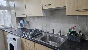 Een koelkast, een magnetron, een oven, een kookplaat