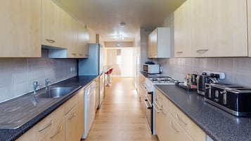 Een koelkast, een magnetron, een oven, een kookplaat