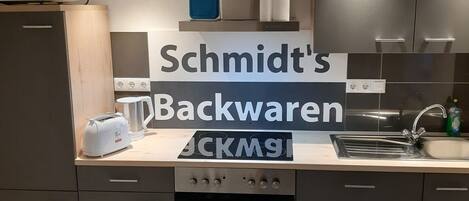 Kylskåp, mikrovågsugn, spishäll och diskmaskin