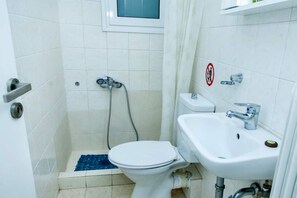 Appartement Ville | Salle de bain | Sèche-cheveux, serviettes fournies