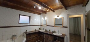 Een bad, een haardroger, handdoeken, toiletpapier