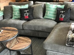 Fernseher, DVD-Player, Tischfußball, Stereoanlage