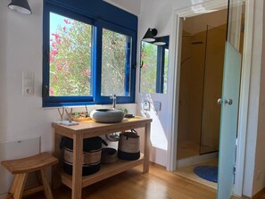 Dusch, hårtork, handdukar och tvål
