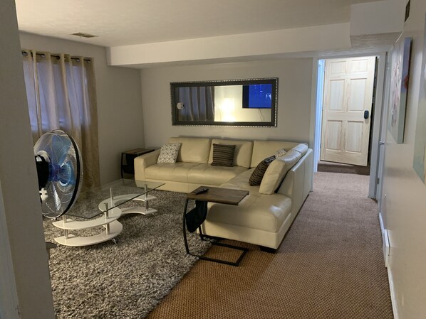 Smart TV - Cozy Vacation Unit <br>A mile to Hall of Fame (Canton)