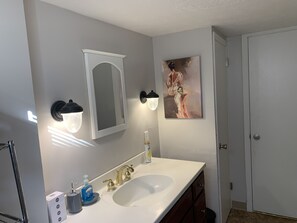 Bathtub, hair dryer, towels, soap - Cozy Vacation Unit <br>A mile to Hall of Fame (Canton)