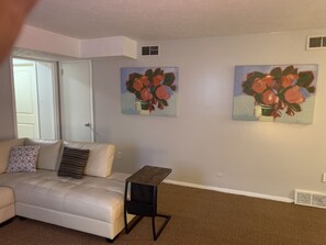 Smart TV - Cozy Vacation Unit <br>A mile to Hall of Fame (Canton)