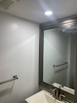 Bañera, secador de pelo, toallas y jabón