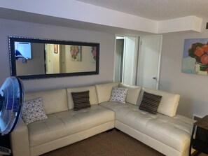 Smart TV - Cozy Vacation Unit <br>A mile to Hall of Fame (Canton)