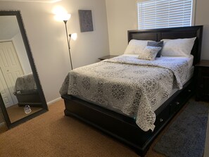 3 bedrooms, iron/ironing board, free WiFi, bed sheets - Cozy Vacation Unit <br>A mile to Hall of Fame (Canton)