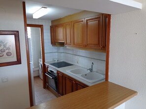 ثلاجة، ميكروويف، فرن، ماكينة لصنع القهوة/الشاي