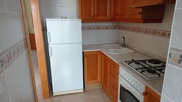 Frigorífico, microondas, horno y cafetera o tetera