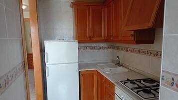 Een koelkast, een magnetron, een oven, een koffiezetapparaat/waterkoker