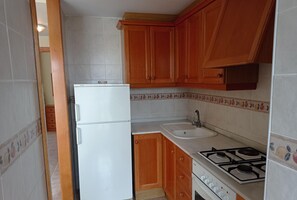 Jääkaappi, mikroaaltouuni, uuni, kahvin-/teenkeitin