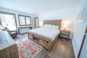 1 bedroom, iron/ironing board, WiFi, bed sheets - Cozy Condo on the shuttle route (Keystone)