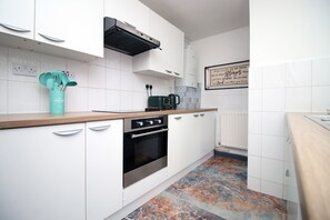 Apartment | Private kitchen | Full-size fridge, microwave, oven, stovetop - Junctions Way by Tŷ SA - NEW 3 Bed (Newport)
