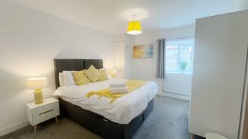 1 habitación, tabla de planchar con plancha, wifi y ropa de cama