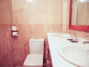Een douche, een regendouche, pantoffels, een bidet