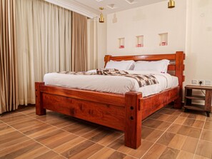 Standaard tweepersoonskamer, 1 tweepersoonsbed, uitzicht op stad | Bedden met traagschuimmatras, een kluis op de kamer, een bureau