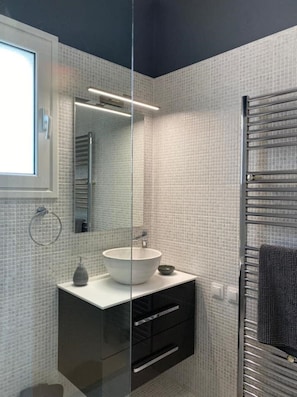 Shower, hair dryer, towels, soap - Villa Alexakis (corfu)