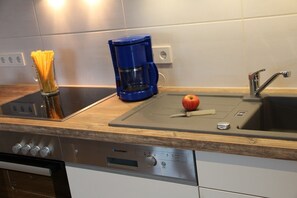 Kühlschrank, Mikrowelle, Ofen, Herdplatte