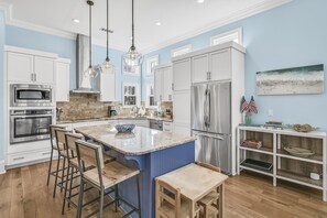 Kylskåp, mikrovågsugn, ugn och spishäll