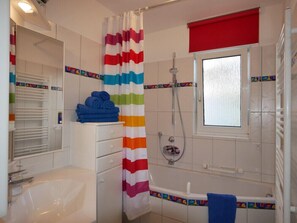 Badewanne, Haartrockner, Handtücher, Seife