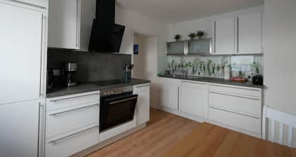 New from 2022: beautiful 84 sqm vacation apartment in a top location with partial lake view