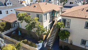 A residential area with houses, a staircase, and a small garden. - Ben`s Beach Bungalow 3, Ocean View Mission Beach 1 (San Diego)