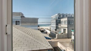 A residential area with a view of the beach, houses with balconies, and a clear sky. - Ben`s Beach Bungalow 3, Ocean View Mission Beach 1 (San Diego)