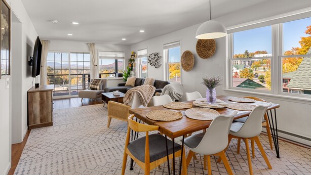 Un amplio espacio de sala con una mesa de comedor, sillas y un sofá.