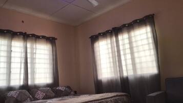 5 habitaciones, tabla de planchar con plancha y ropa de cama