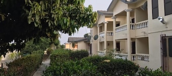 Cozy family and business retreat at Winneba Low-Cost