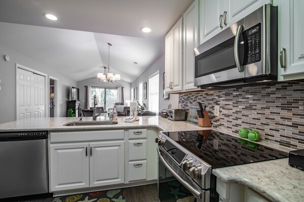 Full-sized fridge, microwave, oven, stovetop - *TB 12H* Bedroom/Three Bath unit in True Blue (Pawleys Island)