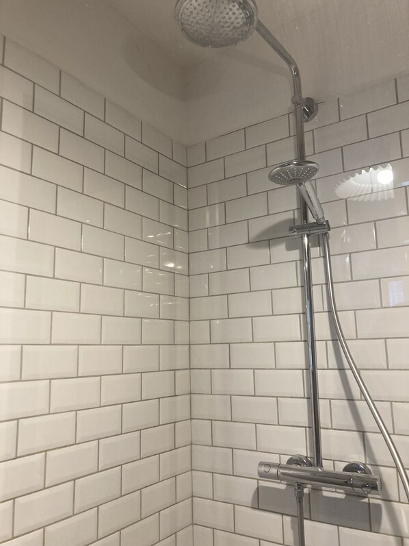 Dusch, hårtork, handdukar och tvål