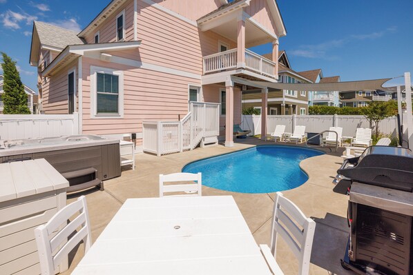 Weber gas grill, 4 person table & storage. Bluetooth speakers installed. - Close to beach, on golf course in TCC! Private pool, spa, and 6 seat golf cart! (Corolla)